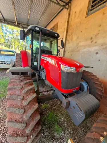TRATOR AGRÍCOLA