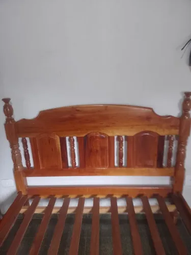 Cama de madeira de lei Muiracatiara