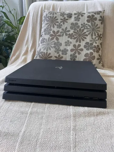 PS4 pro 1TB + 2 controles + 6 jogos de mídia física