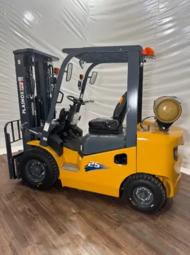 Empilhadeira a Gás - GLP - 2,5 Ton. / 3,5M / Motor: Nissan