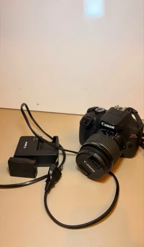 CANON EOS Rebel T100 + lente EFS 18-55mm + bateria + carregador