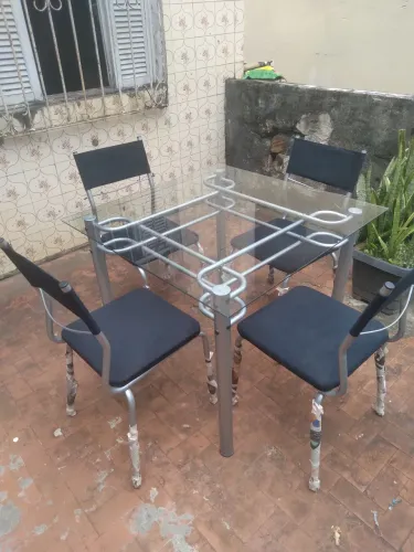 Mesa de vidro com guatro cadeira nova