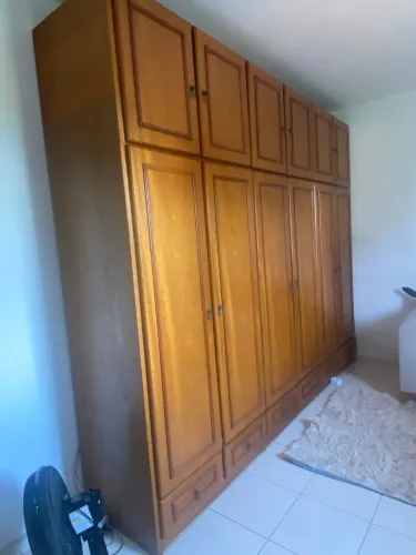 Guarda roupa de madeira