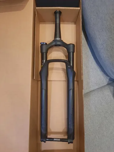 Suspensão RockShox Reba Air 29" - Eixo Passante - Trava no Ombro - Levíssima