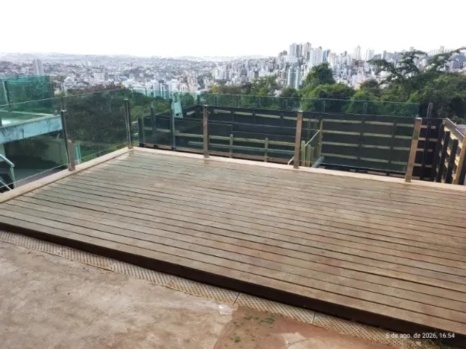Deck de madeira Ipê medindo 5,20 X 2,40 ms.