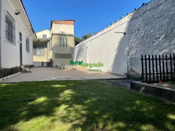 CASA AMPLA NO CENTRO DE LORENA-SP