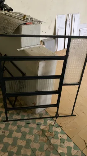 Janela basculante de ferro antiga