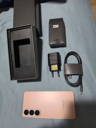 Galaxy S26 512Mb Dourado, NOVO na garantia, na caixa com todos os acessórios. 