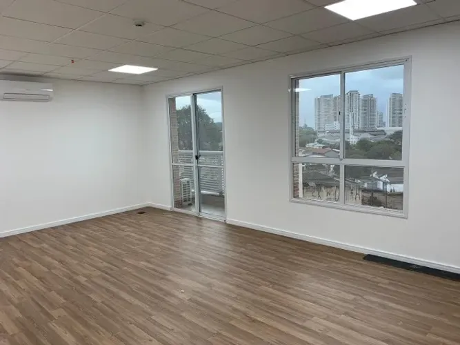 Excelente Sala Comercial 37m² na Lapa | Ar-Condicionado, Sacada e Vaga Coberta