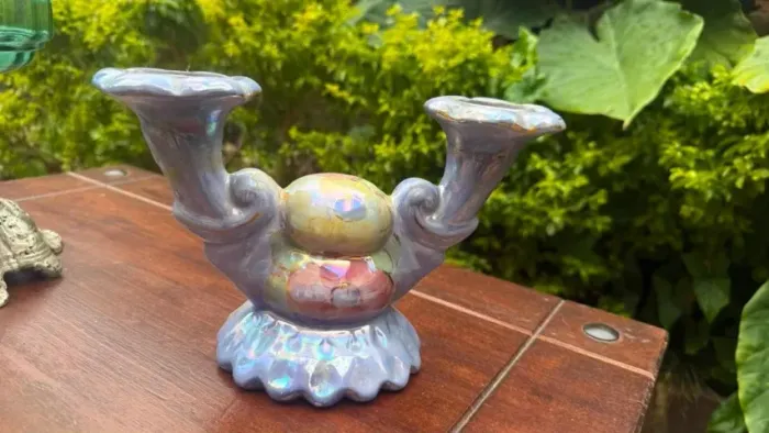 Castiçal/Candelabro duplo em porcelana ou faiança com esmaltação iridescente (lustreware)
