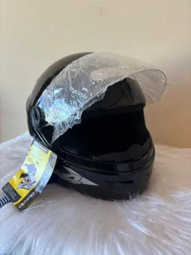 Capacete novo, motoqueiro