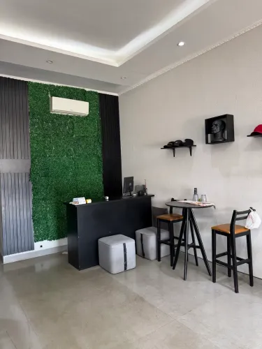 Provador e balcão preto