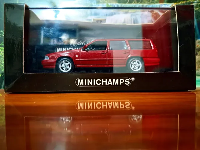 Miniatura Volvo V70 Turbo Minichamps 1:43, impecável, sem detalhes, (cor raríssima).