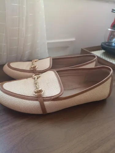 Mocassim Loafer Anacapri Lona/Caramelo Fivela Dourada