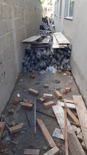 Vendo escora de obra em ótimas condições, pela metade de preço de mercado.