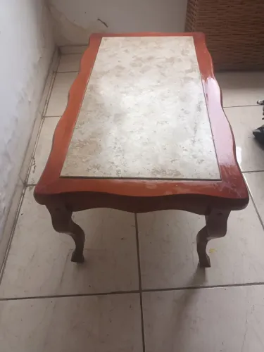 Mesa de madeira com mármore
