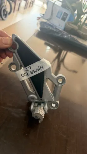 suporte pedaleira lado direito Ninja 300 Z 300 original usado