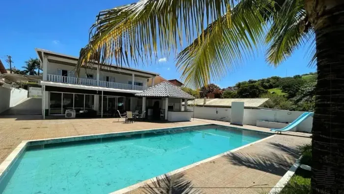 Casa com piscina em condomínio em itu!