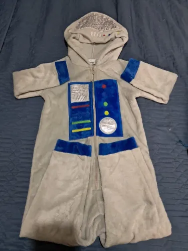 Pijama Kigurumi Astronauta tamanho 6 em plush, com zíper. Ideal para festa do Pijama.