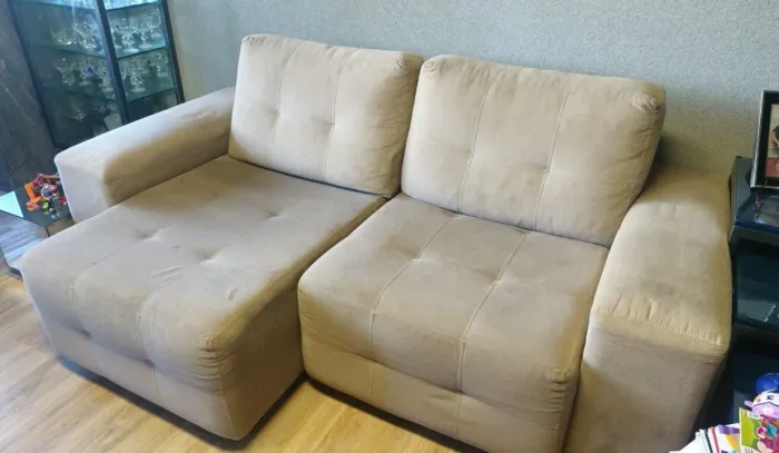 Sofá retrátil 2 lugares em suede bege