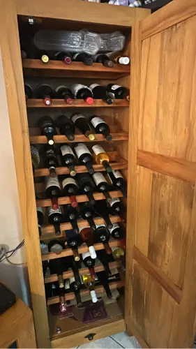 Adega de Vinhos - Madeira Maciça