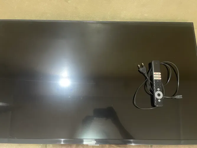 . Smart TV TCL Android, excelente estado, controle e cabo inclusos.