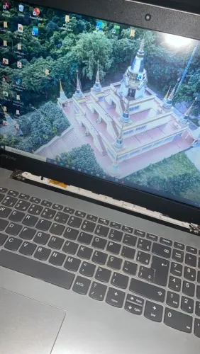 Notebook Lenovo Ideapad 300-15IKB 15,6" 4GB RAM - Tela boa, com detalhe na dobradiça