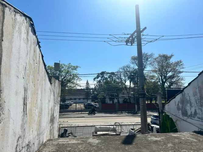 Terreno com casa nos fundos