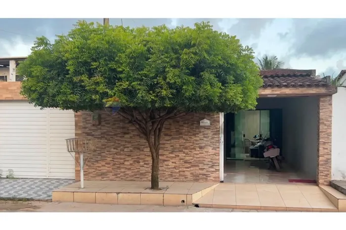 Casa na Cidade Universitária, com 3 quartos, sendo 1 suíte.