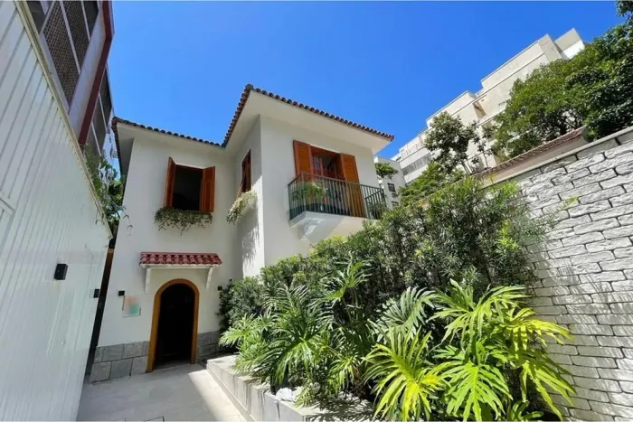 Jardim Botânico - Casa com 3 quartos sendo 2 suítes no condomínio Inteligente Puro
