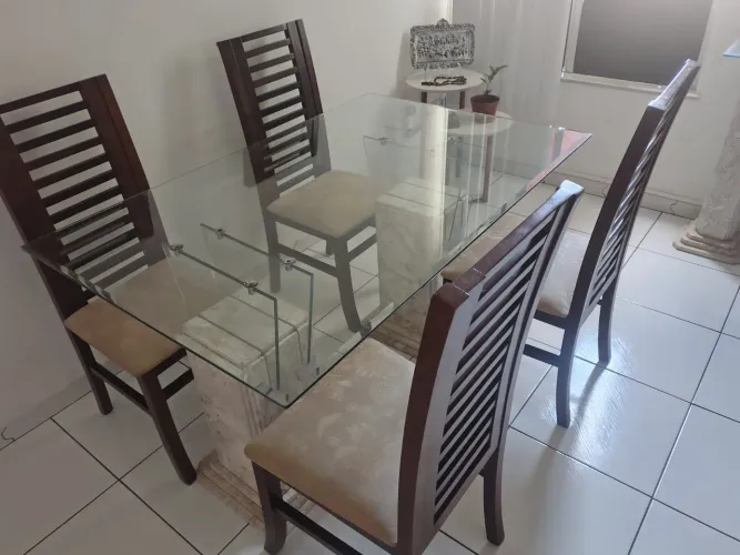 Mesa em vidro com base em granito +4 cadeiras+ aparador