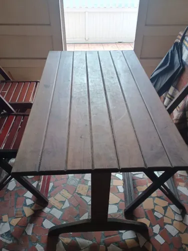 Mesa de madeira com 3 cadeiras