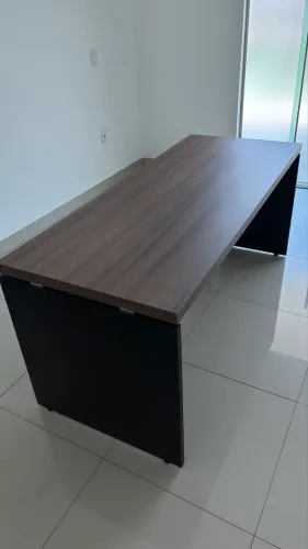 Mesa de escritório e armário