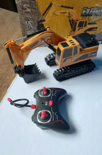 Escavadeira de brinquedo controle remoto.