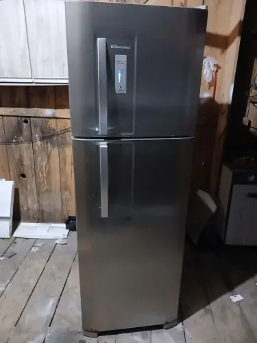Vendo geladeira frost free usada funcionando certinho