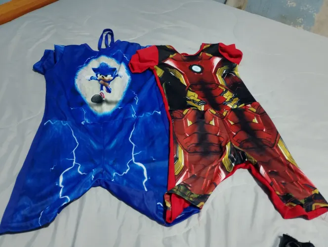 Um lote de roupa quatro fantasia três bermuda e uma lancheira
