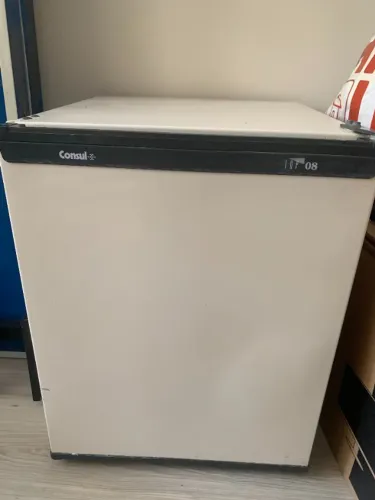 **  Vendo **frigobar Consul com capacidade de 80 l