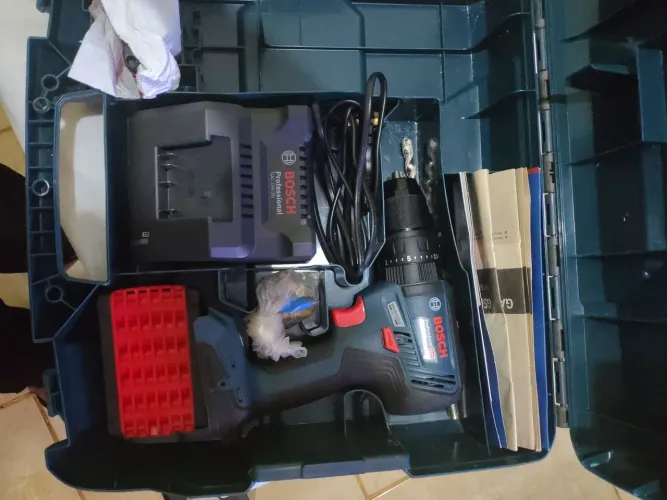 Furadeira Bosch gsb 18v50 com 2 baterias