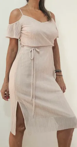Vestido bege brilhoso de festa
