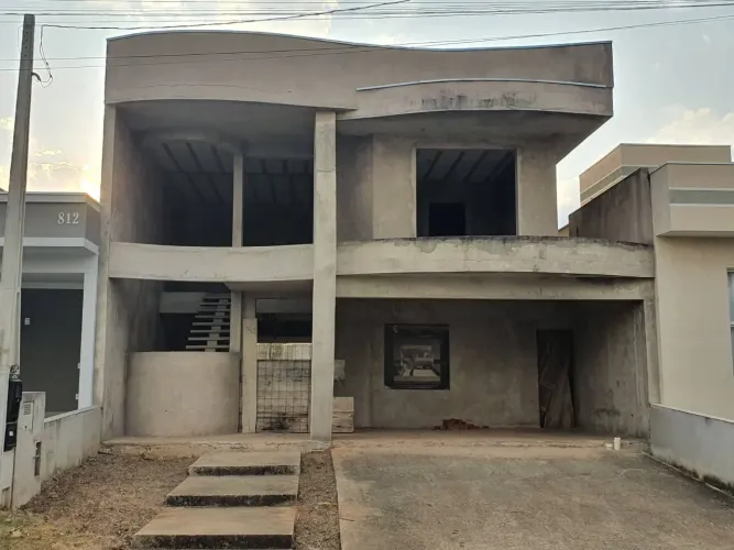 Casa Duplex 245m2 Semi-Acabada 4 Suítes c/Closet, 3 Salas, 6 Banheiros, Cozinha, Despensa,