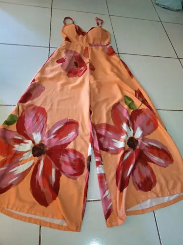 Macacão longo seminovo veste M e G tem bojo, elastano na costa, pernas tipo pantalona