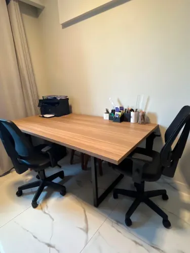 Mesa, cadeira e aparador para escritório.