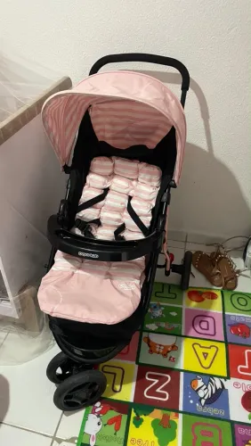 Carrinho de bebê cosco semi novo 
