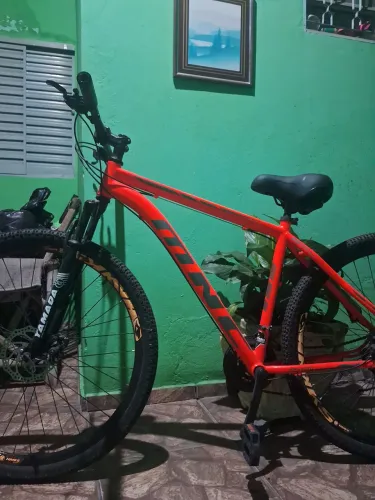 Bicicleta GTS 2v Alumínio Aro 29 Freio A disco vermelha com preta tamanho do Quadro 21