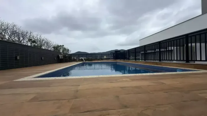 2 quartos 1 suíte-2 vagas de garagem-area lazer piscina, academia etc-Trindade - Florianóp