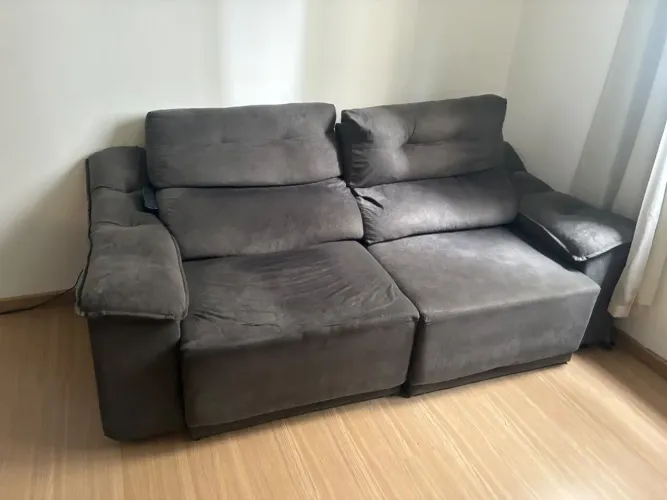 Vende-se um sofá de dois lugares
