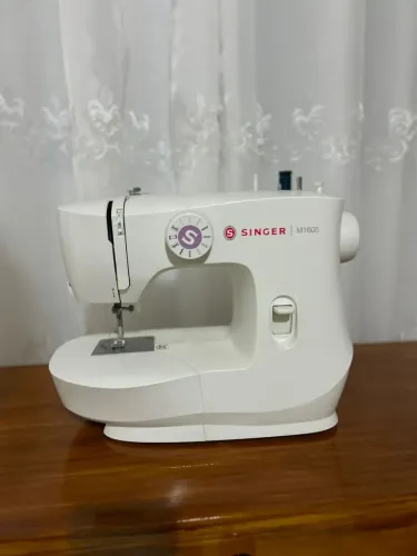 MÁQUINA DE COSTURA SINGER M1605 - SEMINOVA, EM ÓTIMO ESTADO!