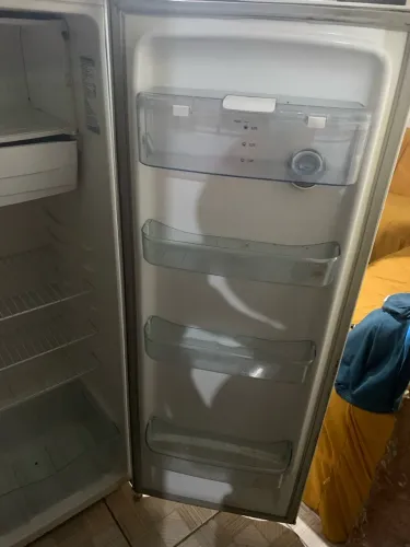 Vende-se geladeira seminova