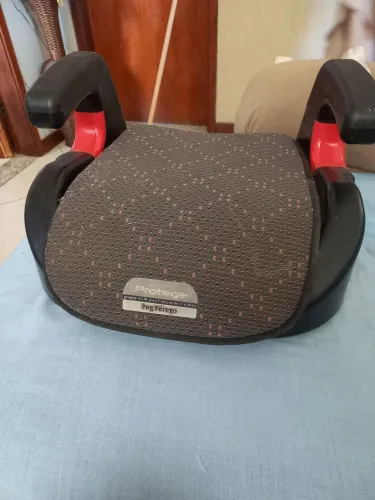 Cadeirinha de bebê para carro.