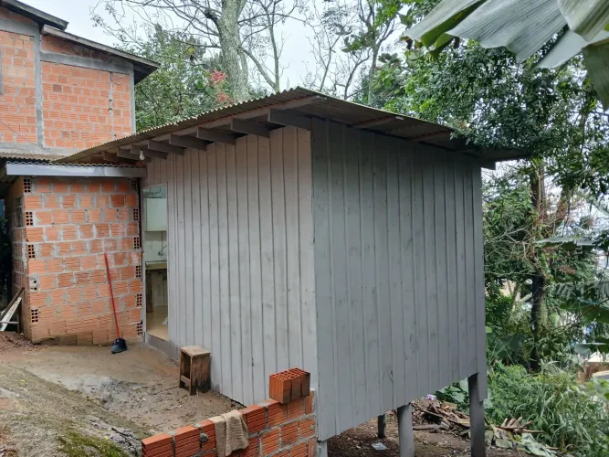 Alugo casa